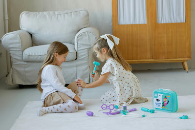 Social learning: playing house, negotiating rules during pretend play