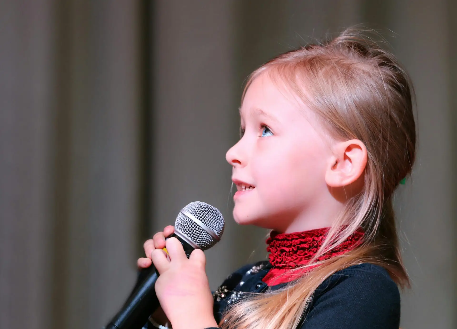 child freezing on stage